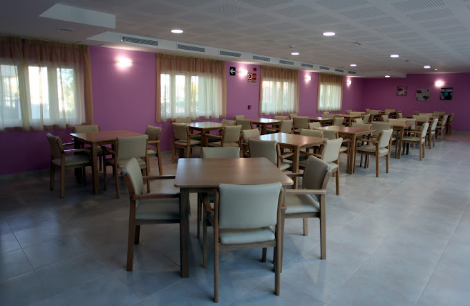 comedor mesas y sillones marrones